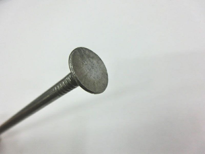 [大頭釘の頭の形状]普通の釘と比較して頭が大きく、シートを固定した際にシートの下に潜り込まない形状です。