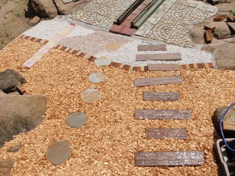 [防草シート併用事例(ウッドチップ敷きならし後)]ひのきウッドチップ投入後のイメージです。
砂利下専用草なしシートを併用しているので、ウッドチップはシートが見えないくらいの厚み5ぐらいで敷いています。