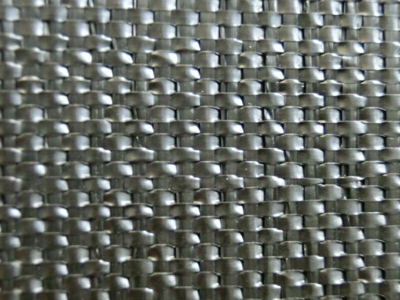 [シートの拡大]シートの表も裏も同じような構造の織布です。他社品と違って織り目が細かくきめがそろっています。ただし、葉先の尖ったイネ科の雑草チガヤなどは突き抜けますのでご注意ください。