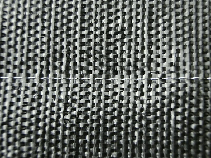 [織り込まれた導線]　導線は、錆びや劣化に強いステンレスを使用しています。織り込まれた導線によって、従来品よりもアースが取りやすく、また電圧の高さも維持できるようになりました。※導線に電機柵本体から直接電気を流すわけではございません。