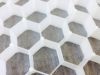 [ハニカム構造]強さの秘訣は、6角形の蜂の巣のような構造です。計算された箇所に支柱が入っており、垂直加重への強度を増しています。また、壁がテーパー構造になっており、さらに強度を増しています。