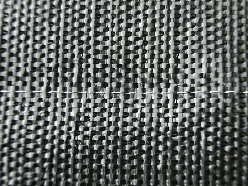 [織り込まれた導線]　導線は、錆びや劣化に強いステンレスを使用しています。織り込まれた導線によって、従来品よりもアースが取りやすく、また電圧の高さも維持できるようになりました。※導線に電機柵本体から直接電気を流すわけではございません。