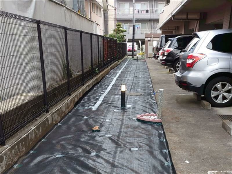 [施工事例]防草シートの継ぎ目には粘着テープ、コンクリートとの境い目には接着剤を使用された事例です