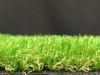 [人工芝ふわふわターフの断面の様子]草丈20mm。ストレートパイルにフレッシュグリーンとナチュラルグリーン、カーリングパイルにグリーンとベージュを使用してより天然芝に近い仕上がりにしています。
