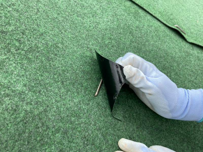 ピン穴や小さな破れを覆うように貼り付けることで雑草の発生を防ぎます。