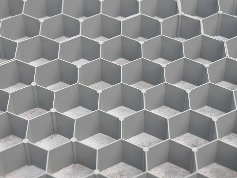 [ハニカム構造]強さの秘訣は、6角形の蜂の巣のような構造です。計算された箇所に支柱が入っており、垂直加重への強度を増しています。また、壁がテーパー構造になっており、さらに強度を増しています。