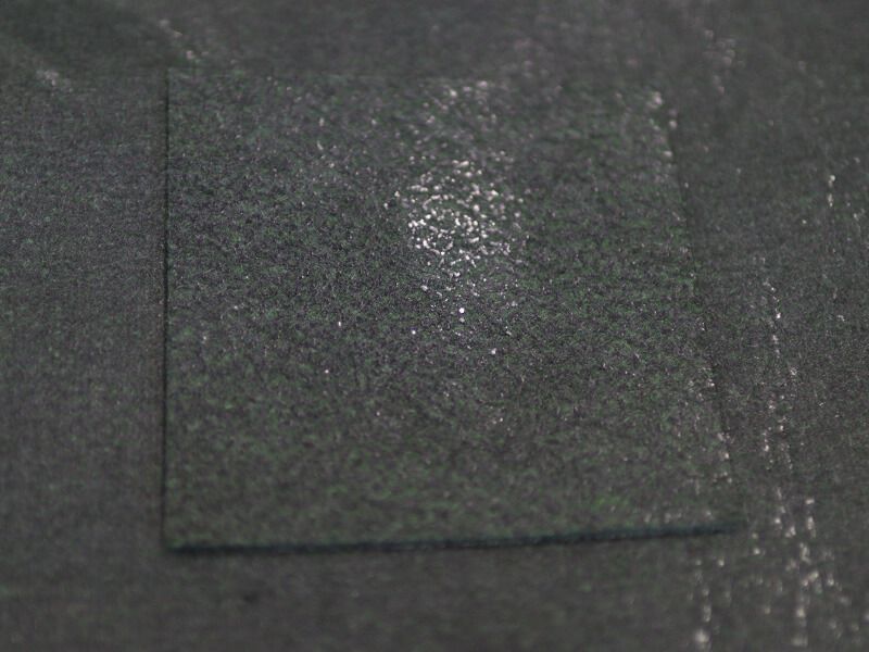 防草シートをピンで固定した穴や、小さな破れを覆うように貼り付けることで雑草の発生を防ぎます。