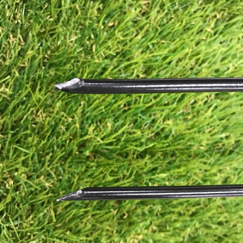 先端が鋭利なため厚みのある人工芝もピンを打ち込みやすく、人工芝に開ける穴を最小限にします。