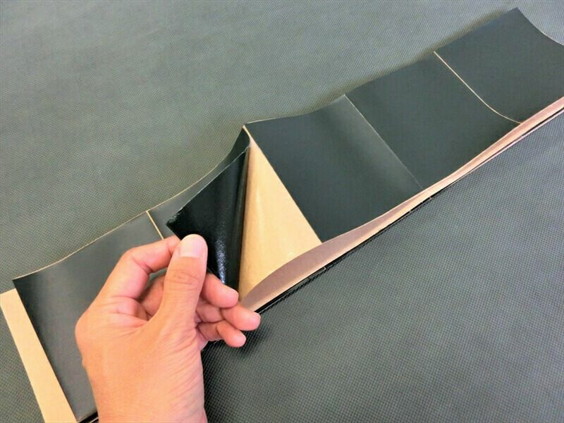 [ピン穴雑草対策のピンシール(改良版)]止めピンを打設した後、ピン穴を覆うように貼り付けることで雑草の発生を防ぎます。従来のピンシールを改良し、更に使いやすくなりました。裏紙がめくりやすく、防草シート貼り作業がスピードアップすること間違いなしです。