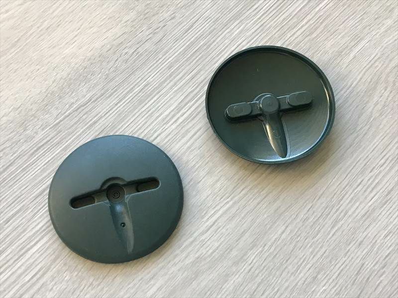 左側が表面、右側が裏面です。各種ピンに合わせた溝があり、U型ピンの他、L型ピン、大頭釘の収まりも良いです。